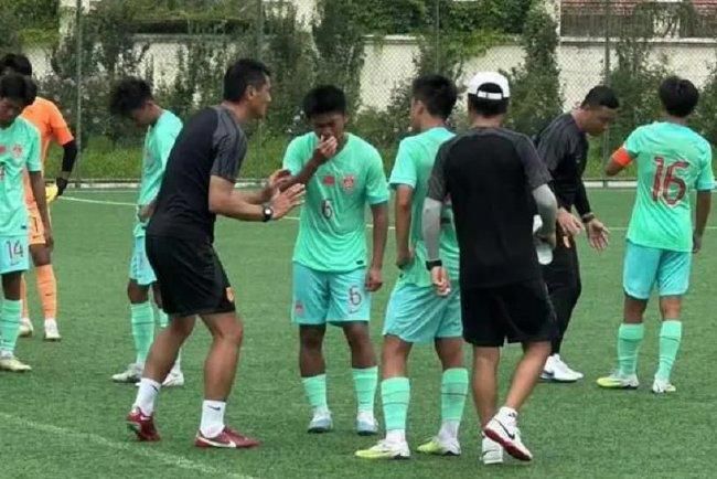 罗马诺的报道，曼城继续争取从河床签下阿根廷17岁的天才中场埃切维里，俱乐部之间以及曼城和球员之间仍然在继续接触。